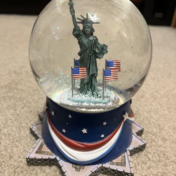 NIB Limited Edition Hallmark Musical Patriotic Water Snow Globe - Picture 1 of 7